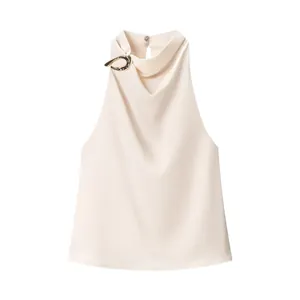 Elegantes champagnerfarbenes Halfter-Top mit Metallschnalle und seidiger Textur