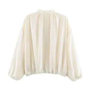 Detailed back view of a loose cream jacket featuring elegant pleated design and elastic hem.