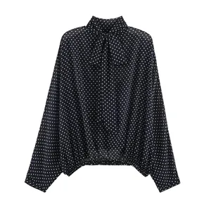 Elegante gepunktete Bluse mit modischem Schluppenkragen in der Detailansicht