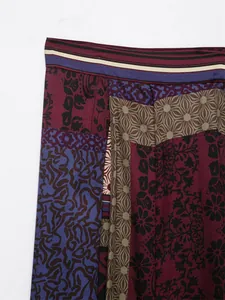 Vista macro di una gonna patchwork con stampe floreali e geometriche in stile vintage