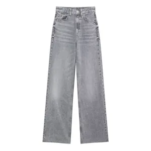 Detailansicht einer Damen-Jeans mit hoher Taille und geradem Bein in verwaschenem Grau