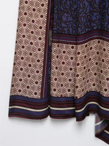 Dettaglio ravvicinato di una gonna da donna con motivi geometrici etnici e blu autunno