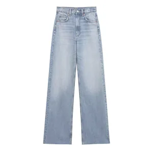 Damenjeans mit hoher Taille und geradem Bein in einer hellblauen Vintage-Waschung.