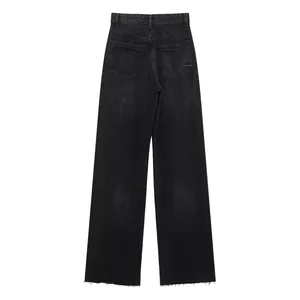 Detaillierte Rückansicht der hoch taillierten schwarzen Jeans mit geradem Bein und Saum