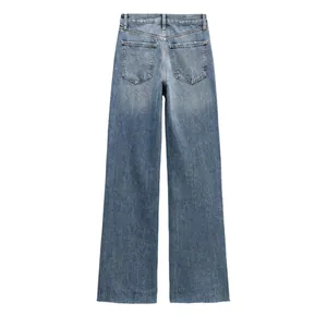 Detailansicht einer High-Waist-Jeans mit Gesäßtaschen und ungesäumten Kanten.