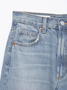 Nahaufnahme einer hellblauen High-Waist-Jeans mit geradem Bein und Waschungseffekt