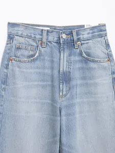 Detailansicht der hochtaillierten Straight-Leg-Denim-Jeans für Damen in Hellblau