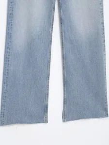 Detailansicht von hellblauen Straight-Leg-Jeans mit modischen, offenen Saumkanten