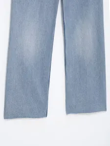 Detaillierte Nahaufnahme einer hellblauen Jeans mit geradem Bein und trendigem Fransen-Saum.