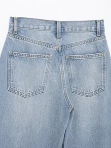 Detailaufnahme einer hellblauen High-Waist-Jeans mit geradem Bein und Gesäßtaschen