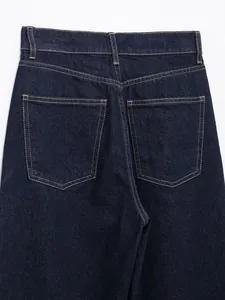 Detailansicht der Gesäßtaschen einer klassischen dunkelblauen High-Waist-Jeans für Damen