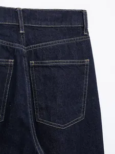 Detailansicht der Gesäßtasche und Taille einer dunkelblauen High-Waist-Jeans mit geradem Bein