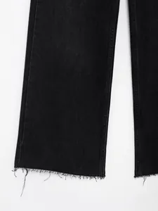 Nahaufnahme des modischen ausgefransten Saums an einer schwarzen High-Waist-Denim-Jeans