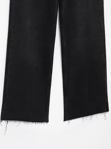 Nahaufnahme einer schwarzen Straight-Leg-Jeans aus Denim mit modischem Fransensaum.