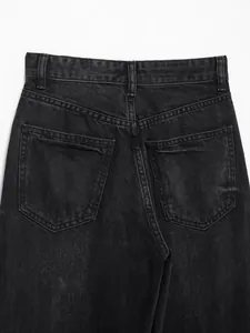 Detailansicht der Rückseite einer schwarzen High-Waist-Jeans für Damen mit Taschen