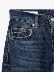 Detailansicht einer High-Waist-Jeans mit Taschennähten und Stoffstruktur-Details