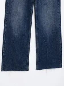 Detailansicht des ausgefransten Saums an dunkelblauer High-Waist-Straight-Leg-Jeans für Damen