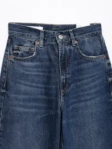 Detailansicht der blauen High-Waist-Jeans mit Knopf und Five-Pocket-Design-Details