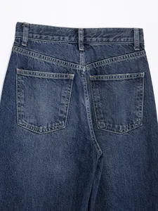 Nahaufnahme einer hoch taillierten Straight-Leg-Jeans mit Fokus auf die Gesäßtaschen