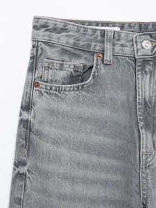 Detailansicht einer grauen High-Waist-Jeans mit geradem Bein und Fokus auf die Vordertasche
