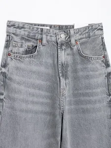 Detailaufnahme der grauen High-Waist-Jeans mit geradem Bein, Knopf und Taschen