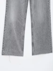 Detailansicht des ausgefransten Saums dieser grauen Denim-Jeans mit geradem Bein