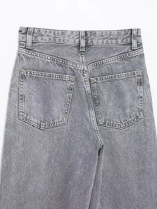 Rückansicht von modischen grauen High-Waist-Jeans mit geradem Bein und Gesäßtaschen