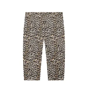 Gedetailleerd zicht op Capri-broek met luipaardprint, slanke pasvorm en levendig dessin