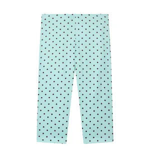 Gedetailleerd aanzicht van lichtblauwe Capri-leggings met een bruin stippenpatroon op wit.