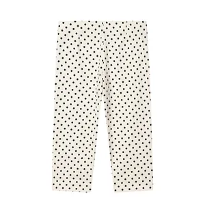 Stijlvolle crème Capri-broek met elegant zwart stippenpatroon ontwerp