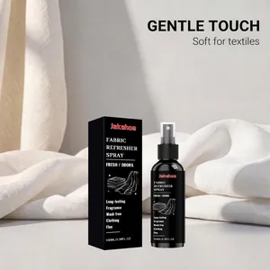 Spray refrescante de telas Jakehoe y su empaque sobre fondo de tela blanca suave