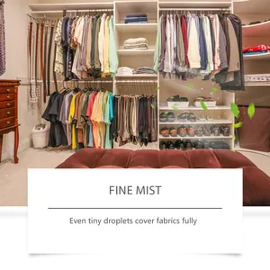 Ambientador textil en spray bruma fina que cubre la ropa en un vestidor de diseño