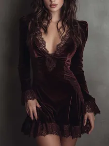 Elegante vestido de terciopelo burdeos de estilo francés con detalles de encaje.