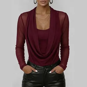 Elegante bordeauxrode top met gedrapeerde hals en transparante mesh mouwen voor dames