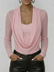 Detailopname van elegante roze top met gedrapeerde hals en transparante mesh mouwen