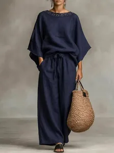 Marineblaues Baumwoll-Leinen-Set mit Spitzenkragen und weiten Hosen in der Gesamtansicht.