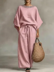 Elegantes rosa Leinen-Set mit detailliertem Spitzenausschnitt und weit geschnittener Hose