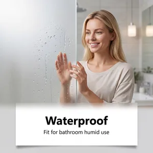 Nahaufnahme der wasserdichten Milchglasfolie mit Wassertropfen in einem Badezimmer
