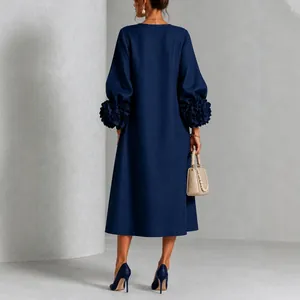 Vue arrière détaillée d'une robe midi bleu marine à manches lanternes et fleurs 3D