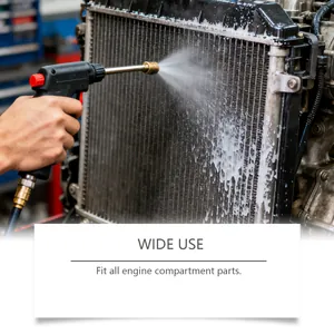 Nettoyant moteur en action éliminant la graisse et le carbone d'un radiateur auto