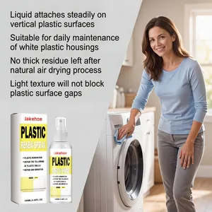 Mujer limpiando lavadora blanca con spray renovador de plástico Jakehoe para cuidado