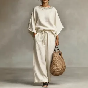 Elegantes zweiteiliges Set aus Baumwollleinen mit Spitzenkragen und weiter Hose für Damen.