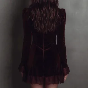 Elegante mini vestido de terciopelo burdeos con encaje delicado en mangas y bajo