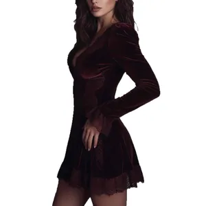 Elegante vestido de terciopelo burdeos estilo francés con encaje para fiestas y vacaciones