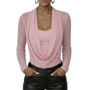 Elegante roze damestop met lange mouwen, gedrapeerde col en nep-tweedelig ontwerp