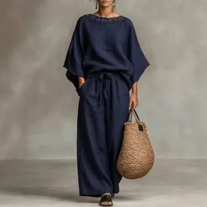 Elegantes marineblaues Leinen-Zweiteiler-Set mit Spitzenkragen und weiten Hosen für den Sommer.
