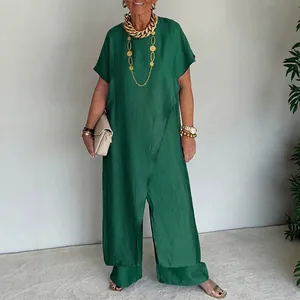 Elegante completo due pezzi con top asimmetrico verde scuro e pantaloni larghi