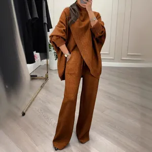 Κομψό καφέ πλεκτό σετ δύο τεμαχίων με oversized μπλούζα και φαρδύ παντελόνι για γυναίκες