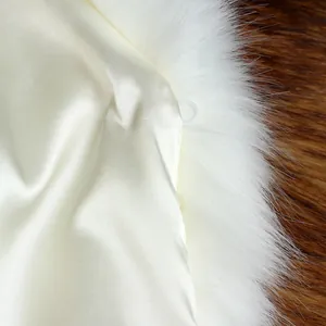 Vue détaillée de la garniture en fausse fourrure et de la doublure en satin soyeux