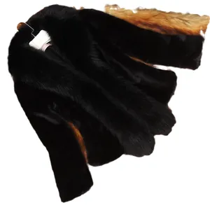 Manteau court en fausse fourrure noire avec un col épais en fausse fourrure de renard